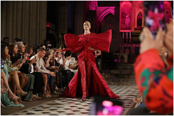 中国模特赵欣受邀lena erziak 2023/24秋冬高定发布会