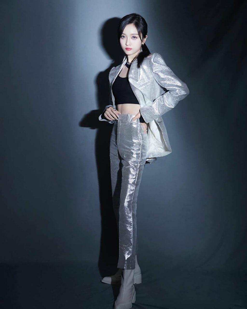 银灰色亮片西装配抹胸,小蛮腰精致性感