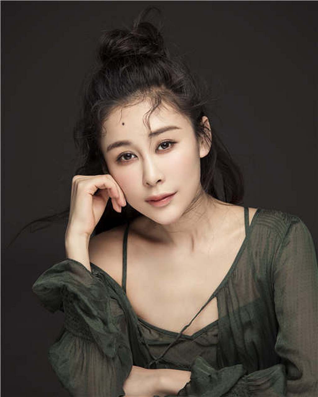 周扬优雅妩媚身材吸睛