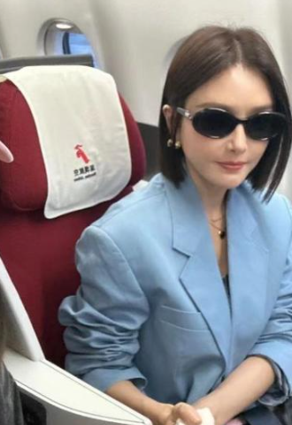 秦岚近况曝光,网友机场偶遇秦岚,漂亮女粉丝合照年龄差距明显!