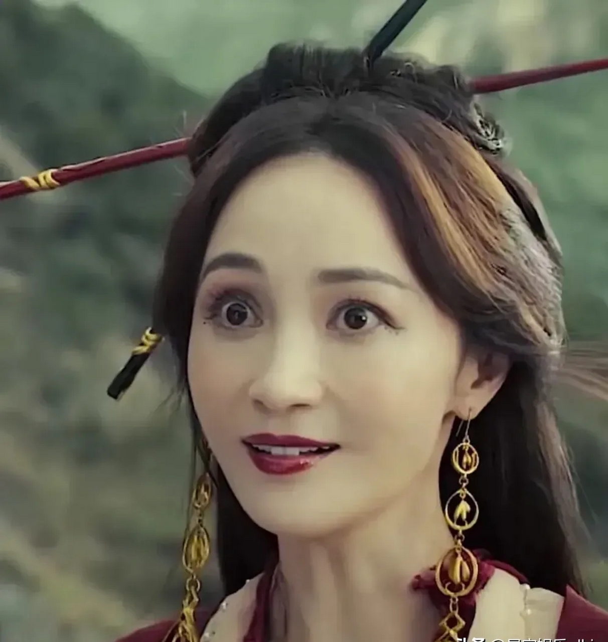 67在剧中,姚笛的妲己造型看上去非常廉价,盘起