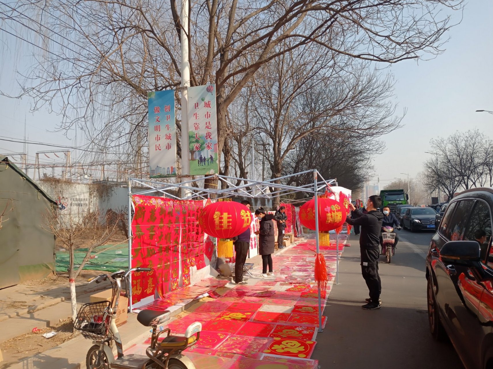 今天石家庄赵陵铺大集,很是热闹.不过路也很堵.今年买花的也挺多.