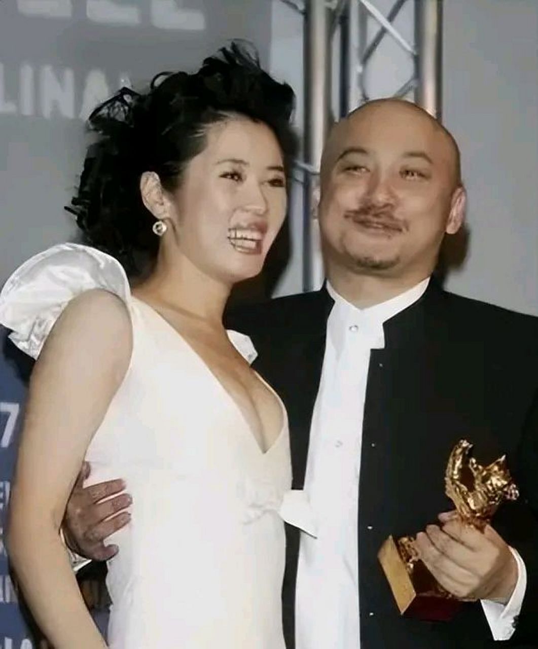 2011年,王全安全然不顾女友余男怀孕,私下约张雨绮吃饭,两人喝的有点