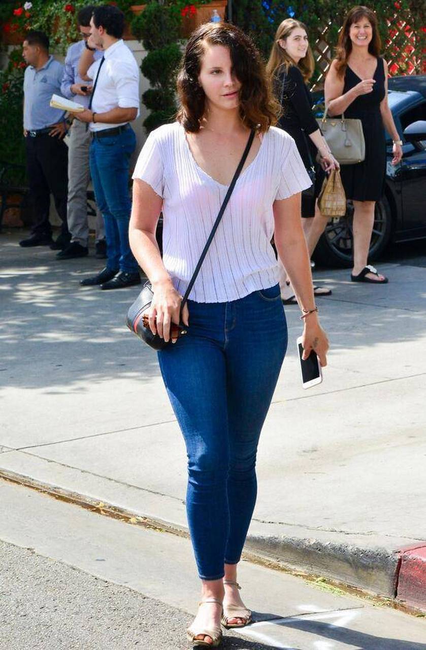 "打雷姐"拉娜·德雷(lana del rey),1985年6月出生,美国女歌手,词曲