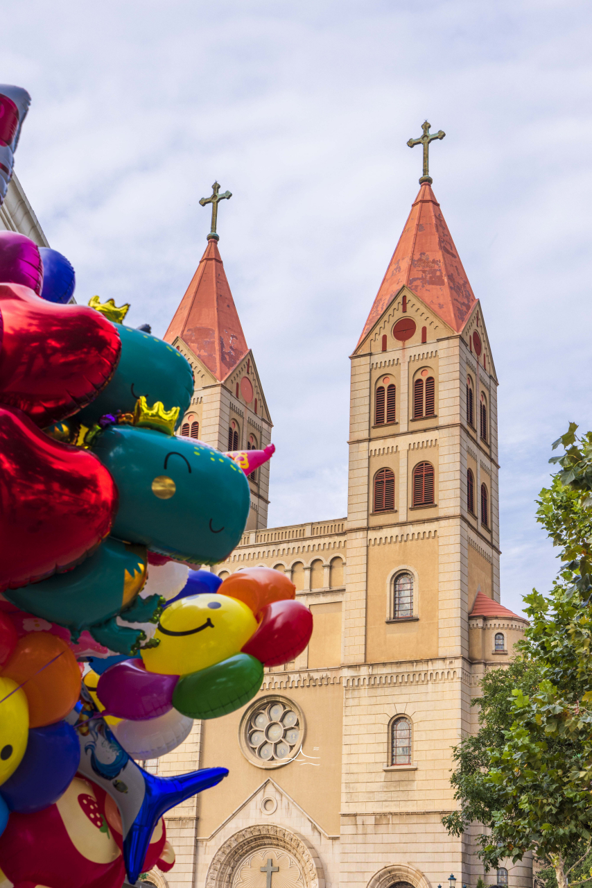 青岛圣弥厄尔大教堂,这绝对是青岛德式建筑群里最醒目最好看的建筑,两