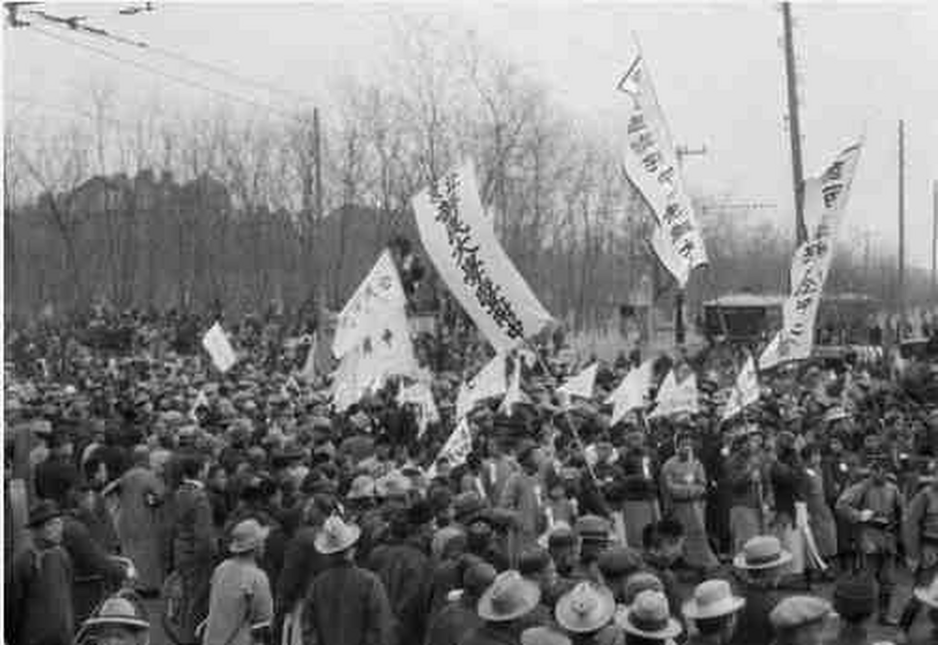 1919年5月4日下午,北京学生3000余人在天安门前集会,高呼"外争主权