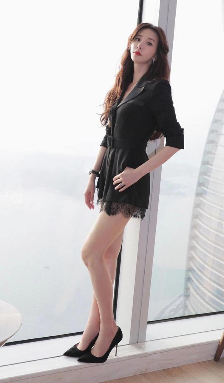 林志玲有多大胆?裙子直接开叉到大腿根!