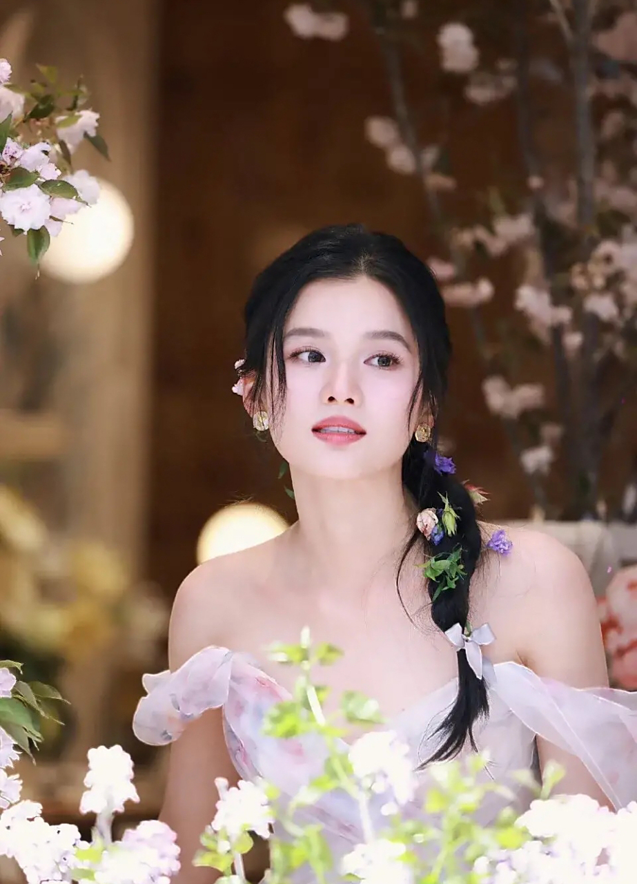 娱乐圈女明星张婧仪花中美照