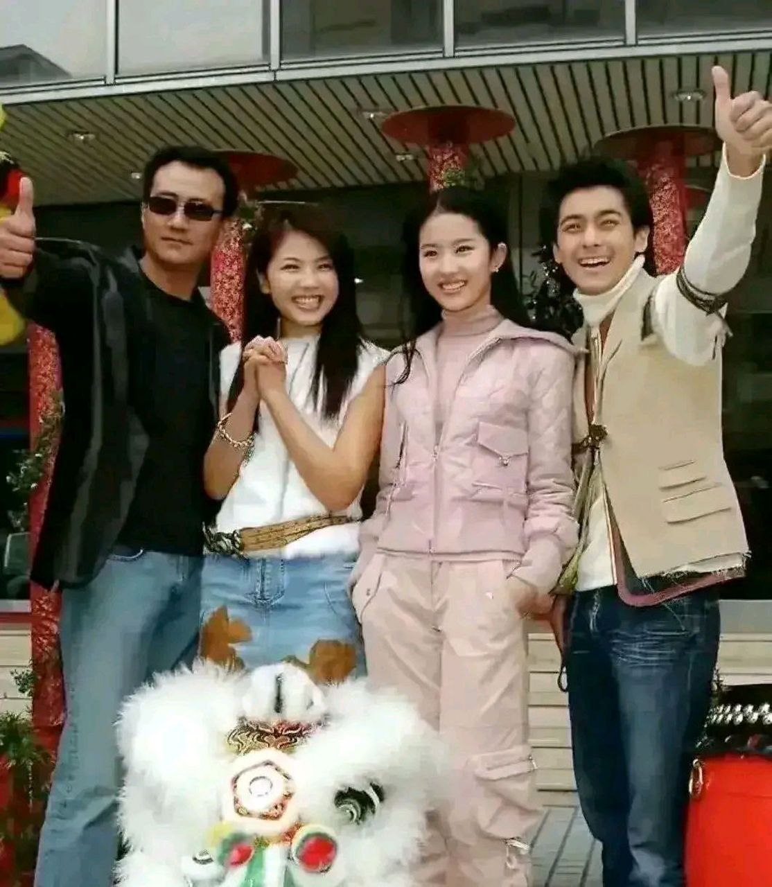 这张照片拍摄于2003年,林志颖,刘亦菲,刘涛,胡军同框参加活动,四个人
