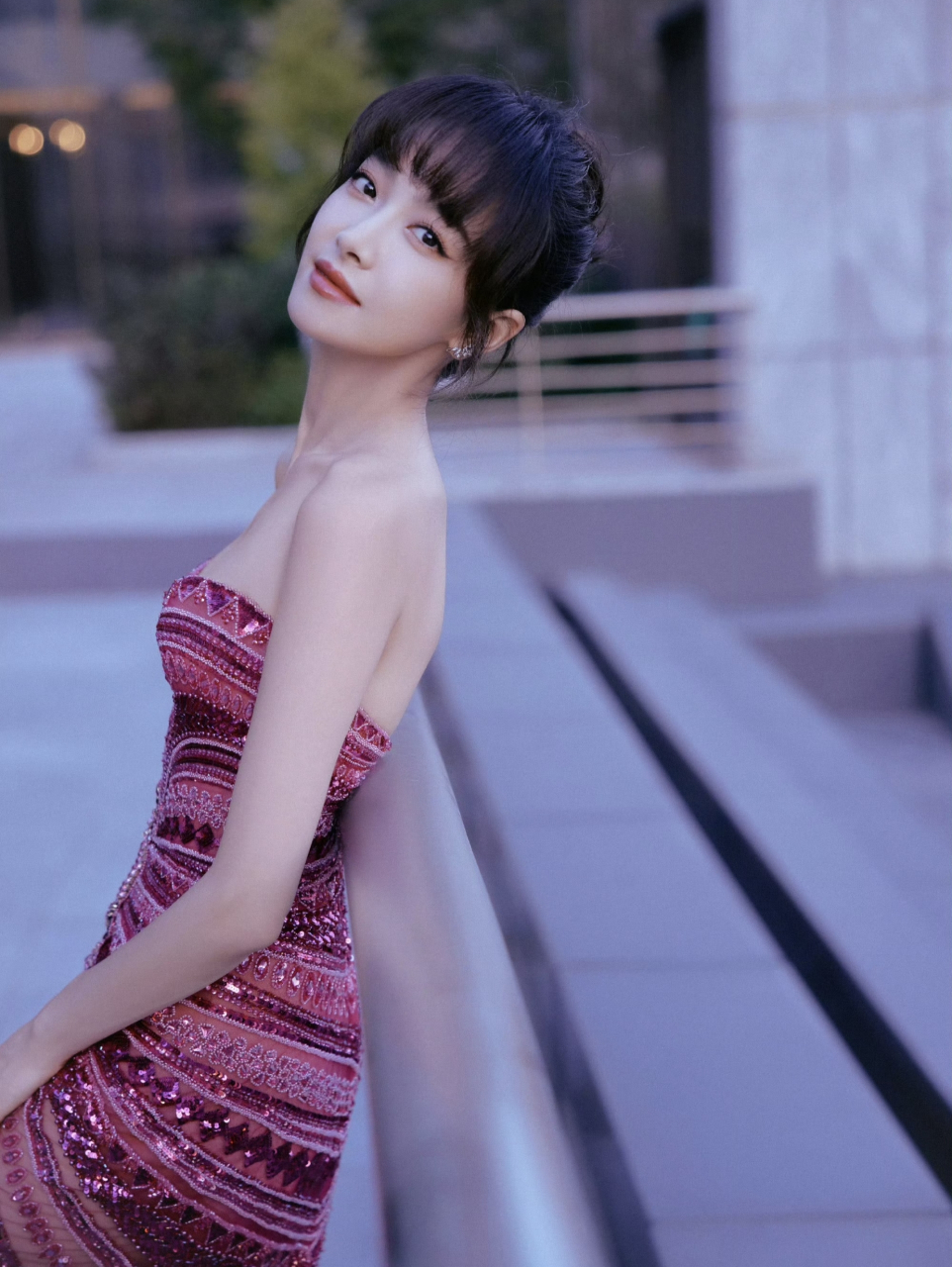 宋茜好漂亮,一袭玫红色抹胸长裙,优雅高贵,妩媚性感,皮肤白皙细腻,美