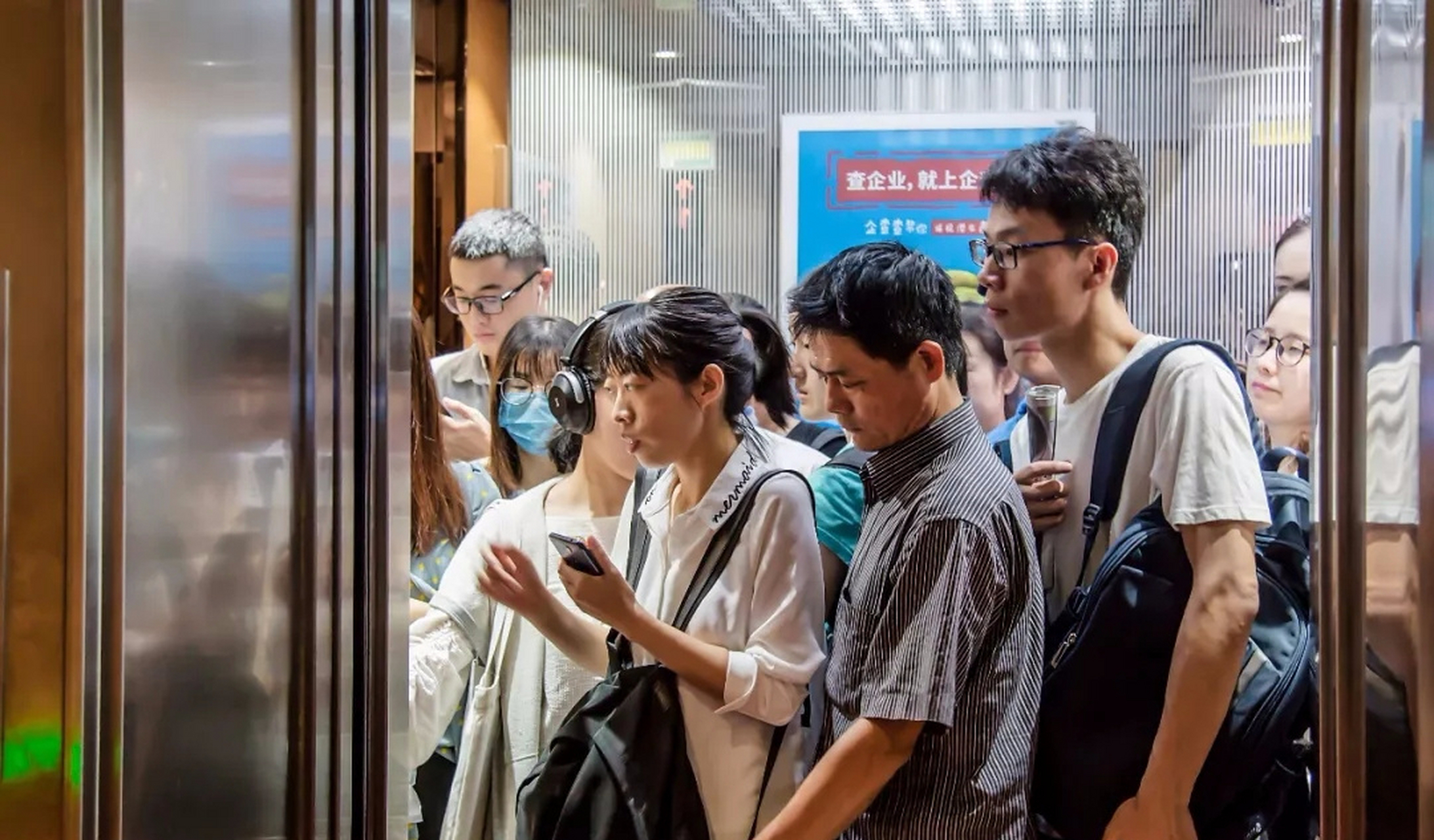 在电梯里差点炸了!