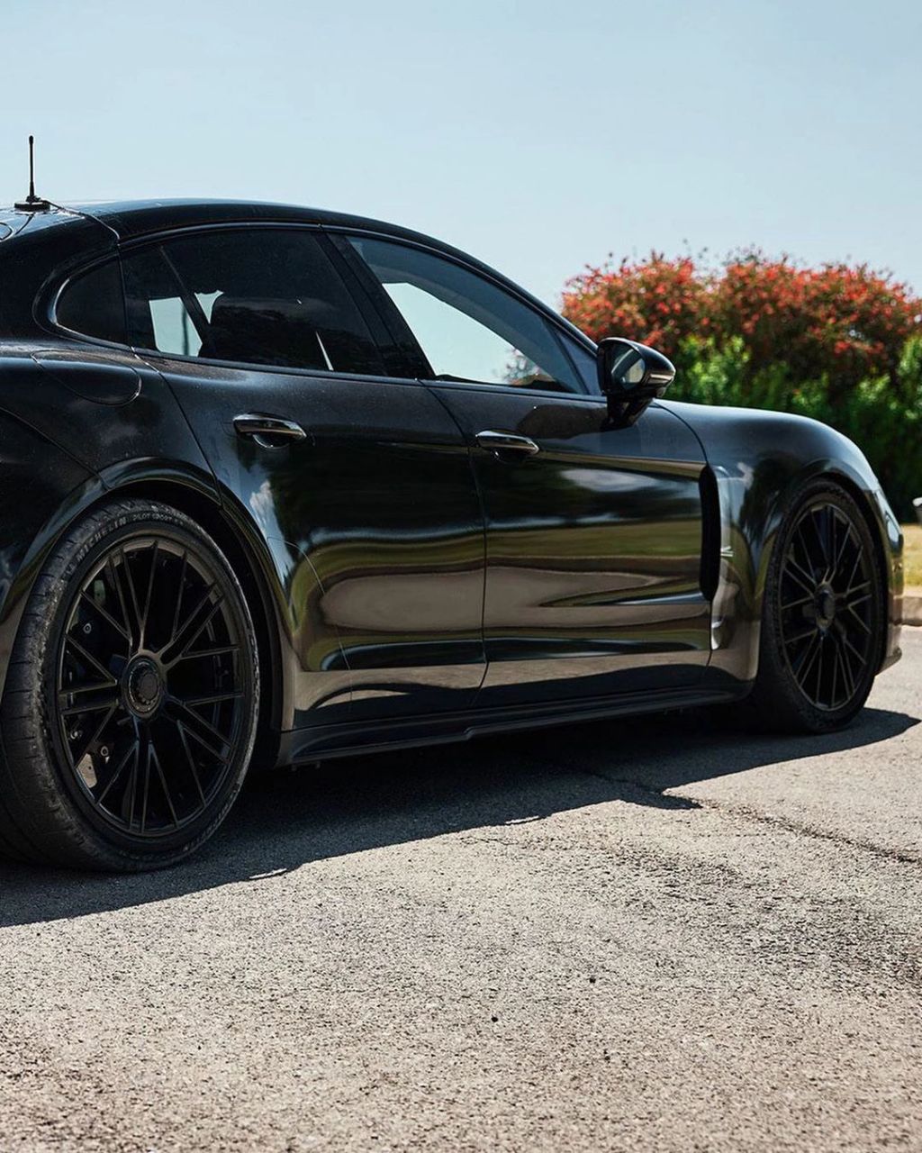 进来看2024保时捷帕美原型车 尽管taycan电动轿车代表着保时捷的未来