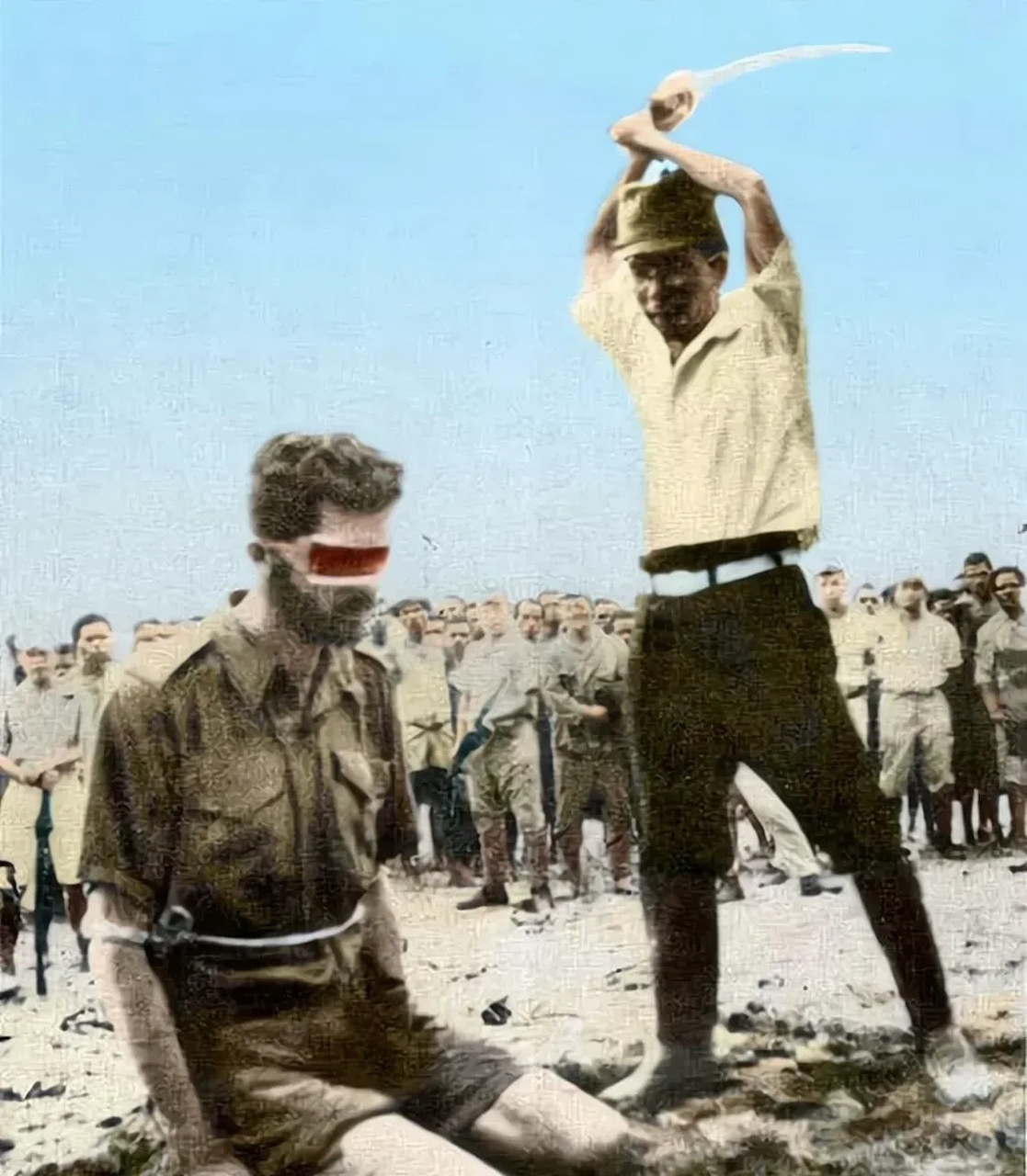 1943年,一个日本人砍下一个男人的脑袋,结果,因为这张照片,10万日本人