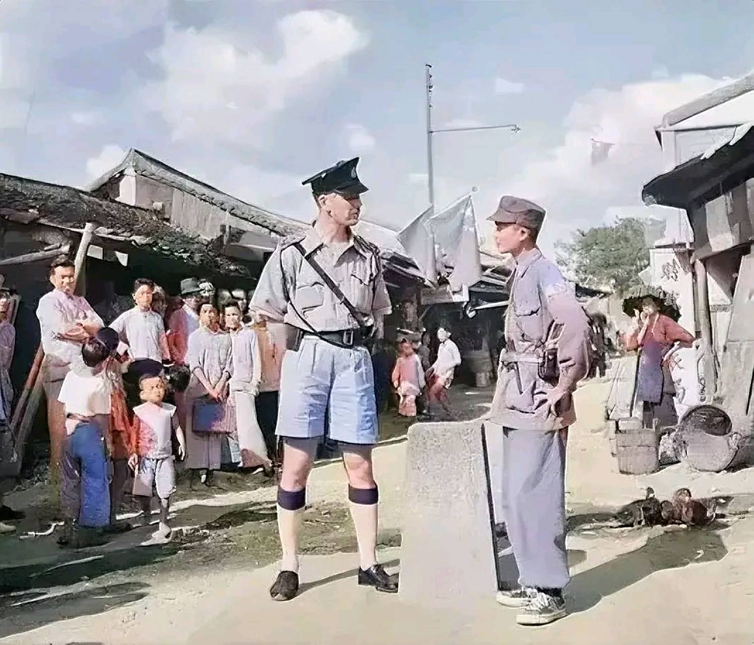 1949年,香港沙头角"中英街"的界碑处,英国警察和中国边防军在对峙着