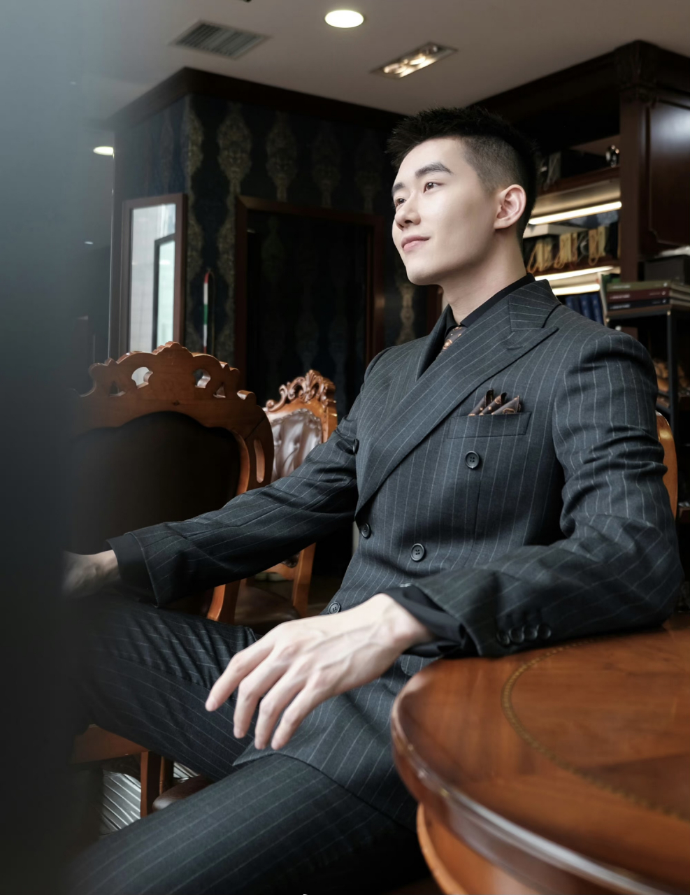 正装一穿,少了些年少轻狂,多了些成熟稳重#时尚穿搭# #正装# #帅哥