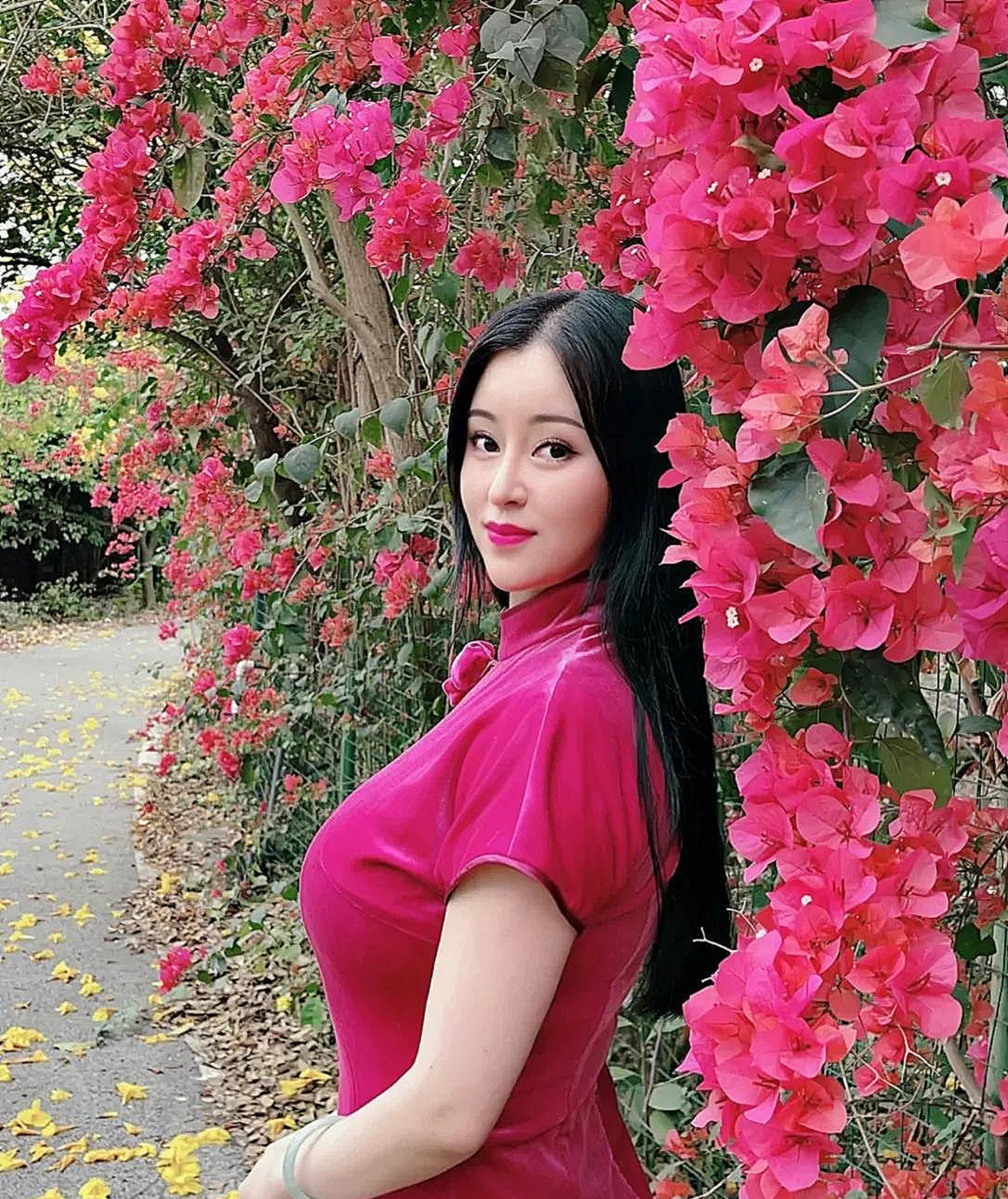 丰满女人穿旗袍,风韵犹存