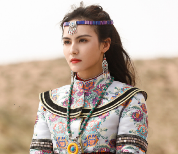 《烽烟尽处》被郭幸圈粉了,人美戏也好,难怪张翰这么捧她