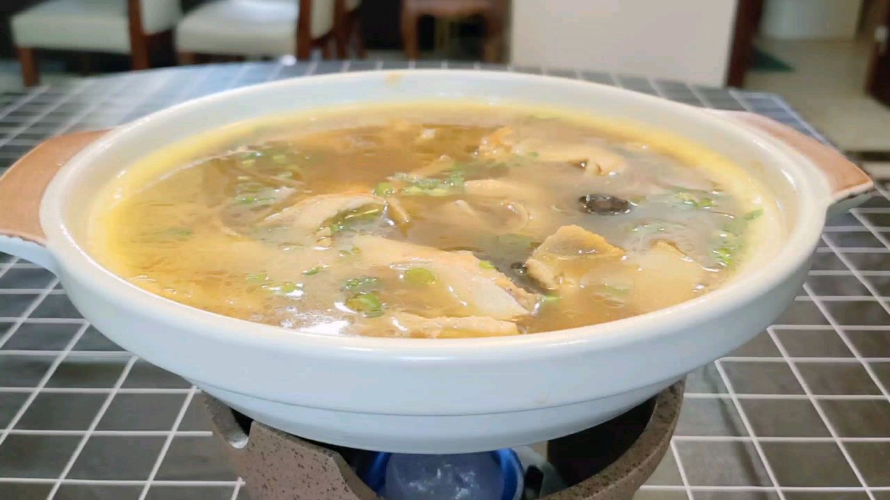 原汁原味做泉水金鳟鱼,汤鲜味美,我家小姑娘连喝了三碗,真舒服