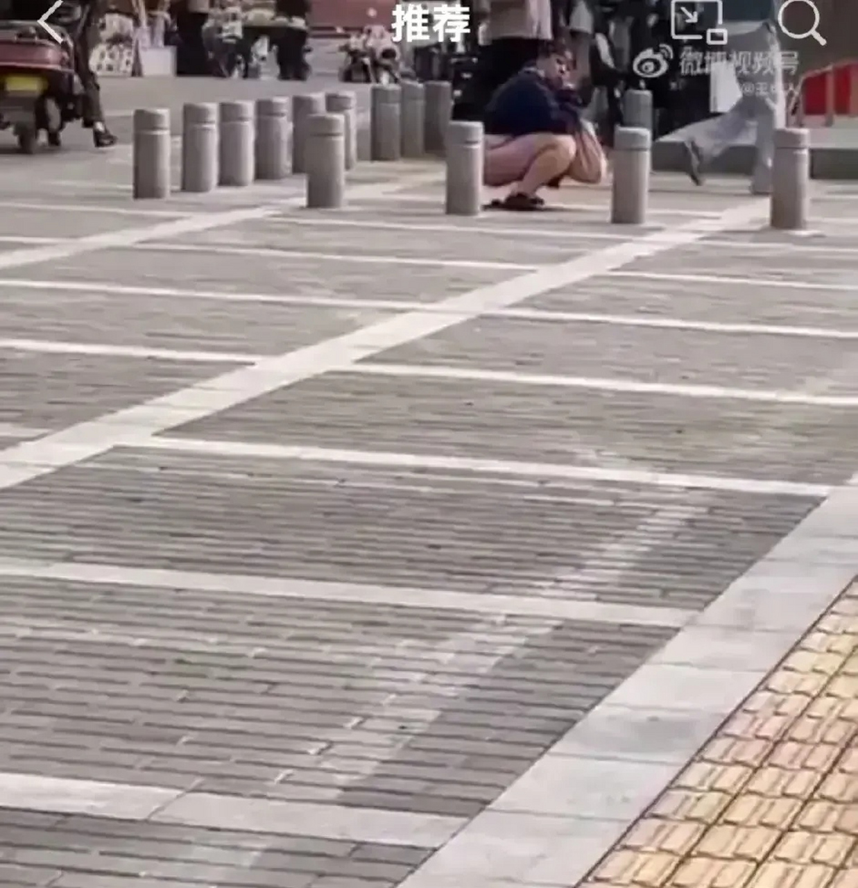 一女子西安地铁口大便!