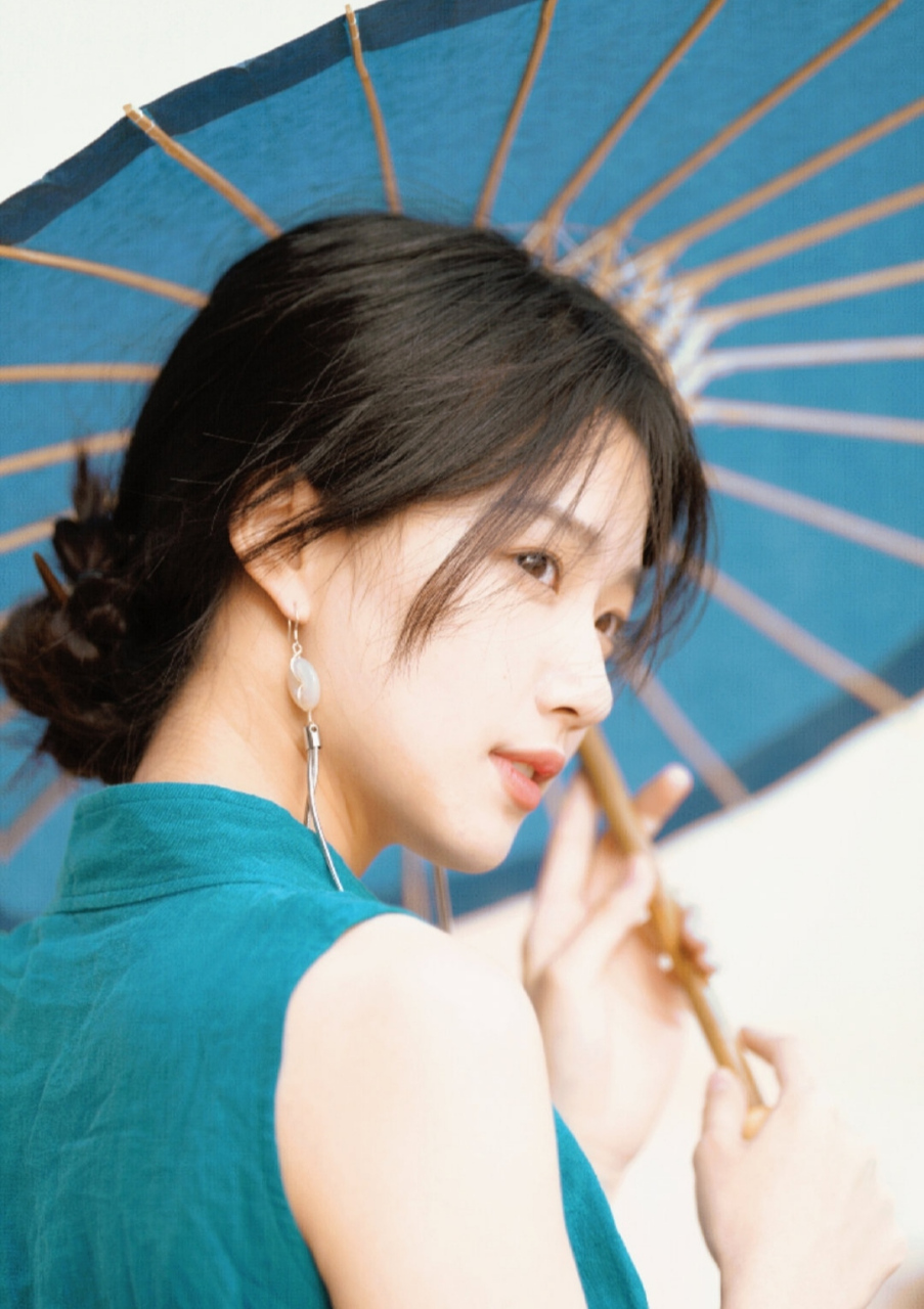 清纯妩媚,楚楚动人的#卢昱晓# 回眸一笑百媚生,六宫粉黛无颜色.