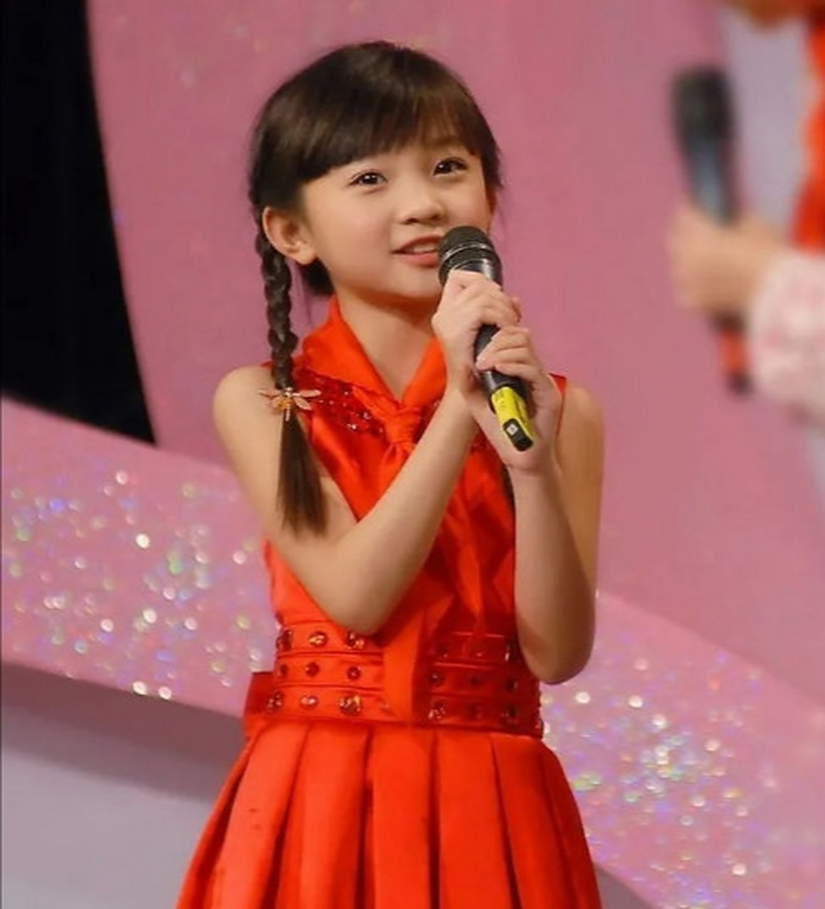 小童星林妙可长大了 ,穿着公主裙出席活动,模样和小时候比倒是没多大