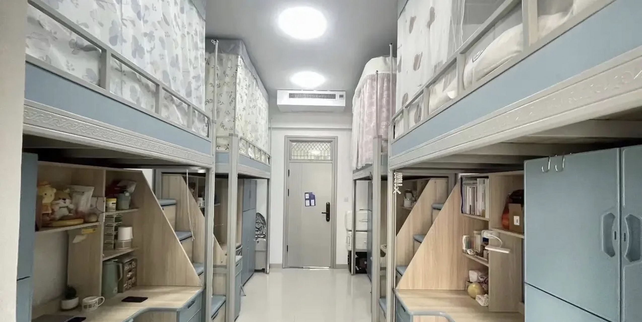 南京信息工程大学学生宿舍,四人间,上床下桌,安装空调,宿舍环境真不错