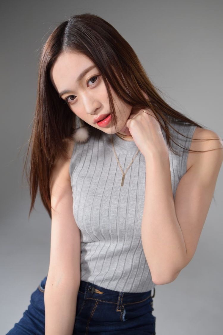 綾瀬まお,来自神奈川县的车展模特