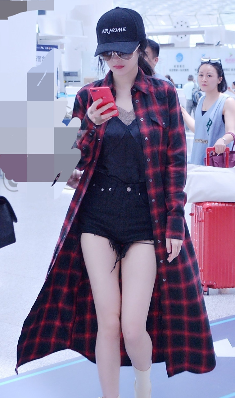 杨幂机场照片,黑色短裤大秀美腿#娱乐最前沿