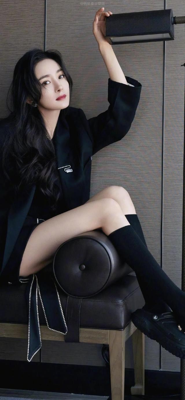 难看!前有嘉行删照片,后有杨幂换头像,发自拍称自由