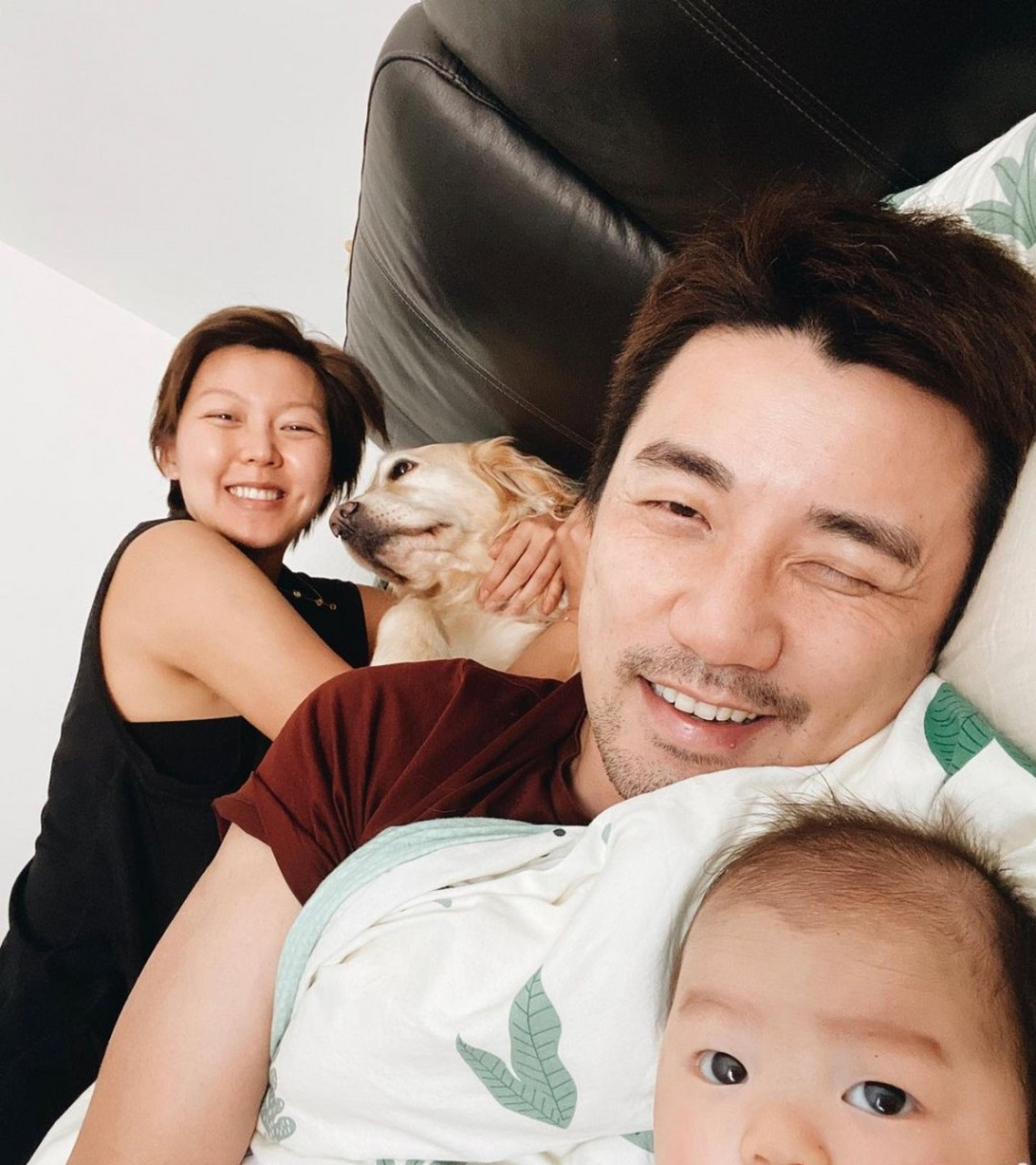 洪永城,这位幽默风趣的港星,与妻子梁诺妍在前年举办了婚礼,并宣布