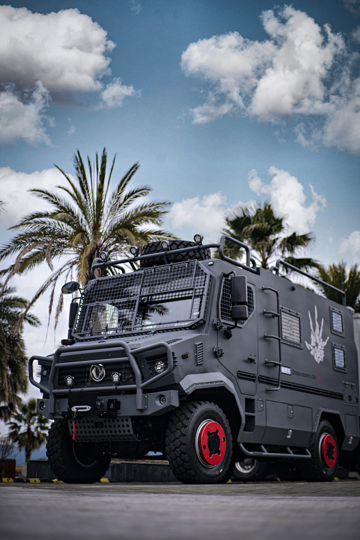 新重汽曼恩拓东风猛士甲越野房车,四驱三把锁带自动充放气!