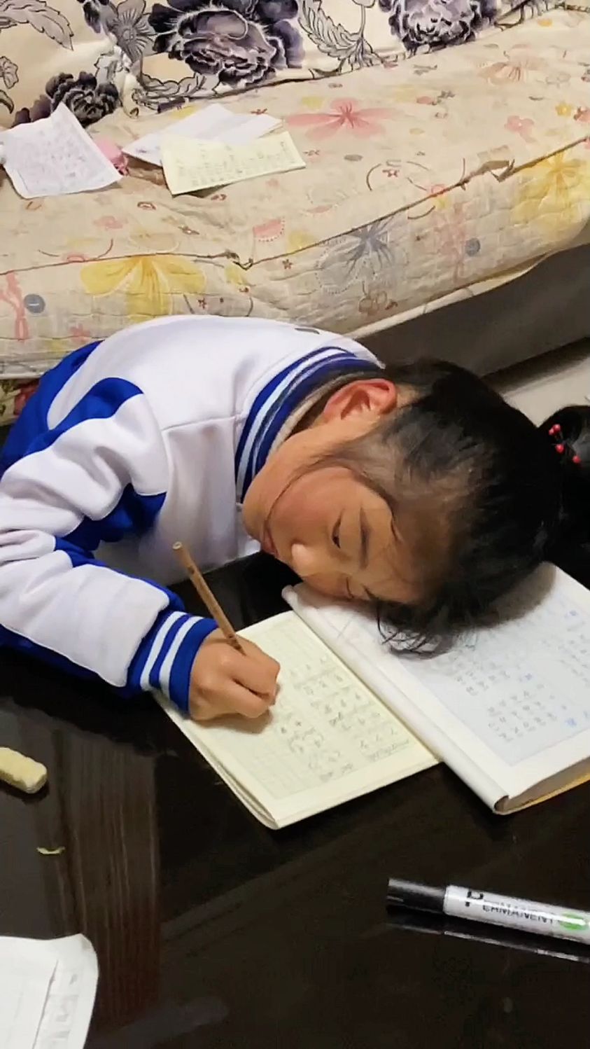 小孩写作业写到半夜差点睡着了真管