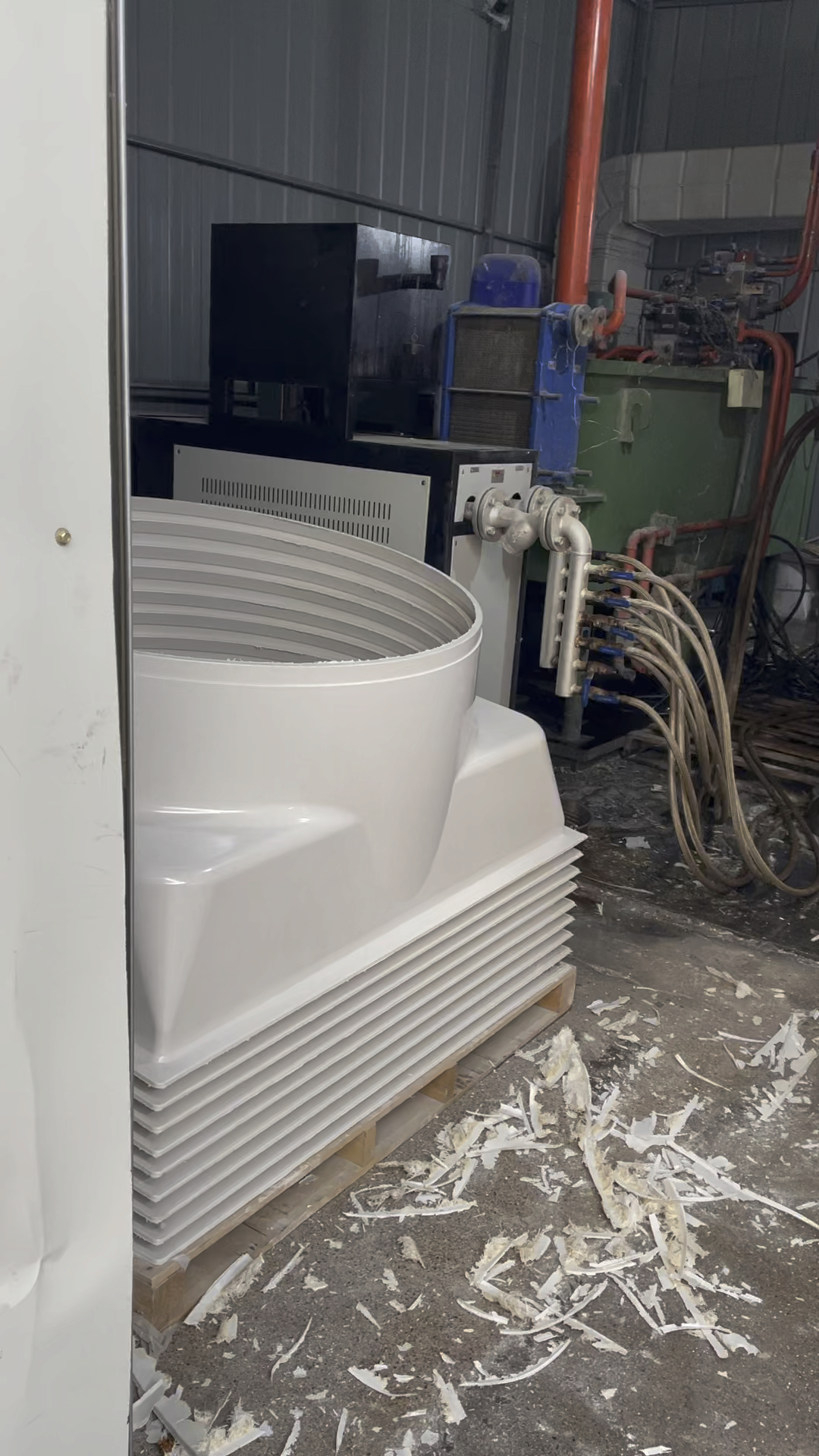 玻璃钢风机外壳生产中