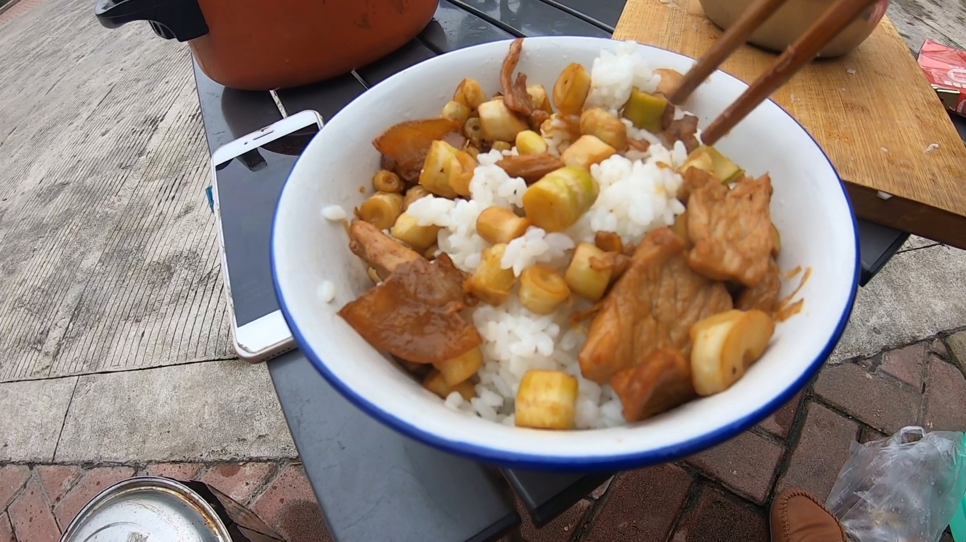床车自驾穷游,今天改善下伙食,笋子炒肉片,这是第一次做大肉吃