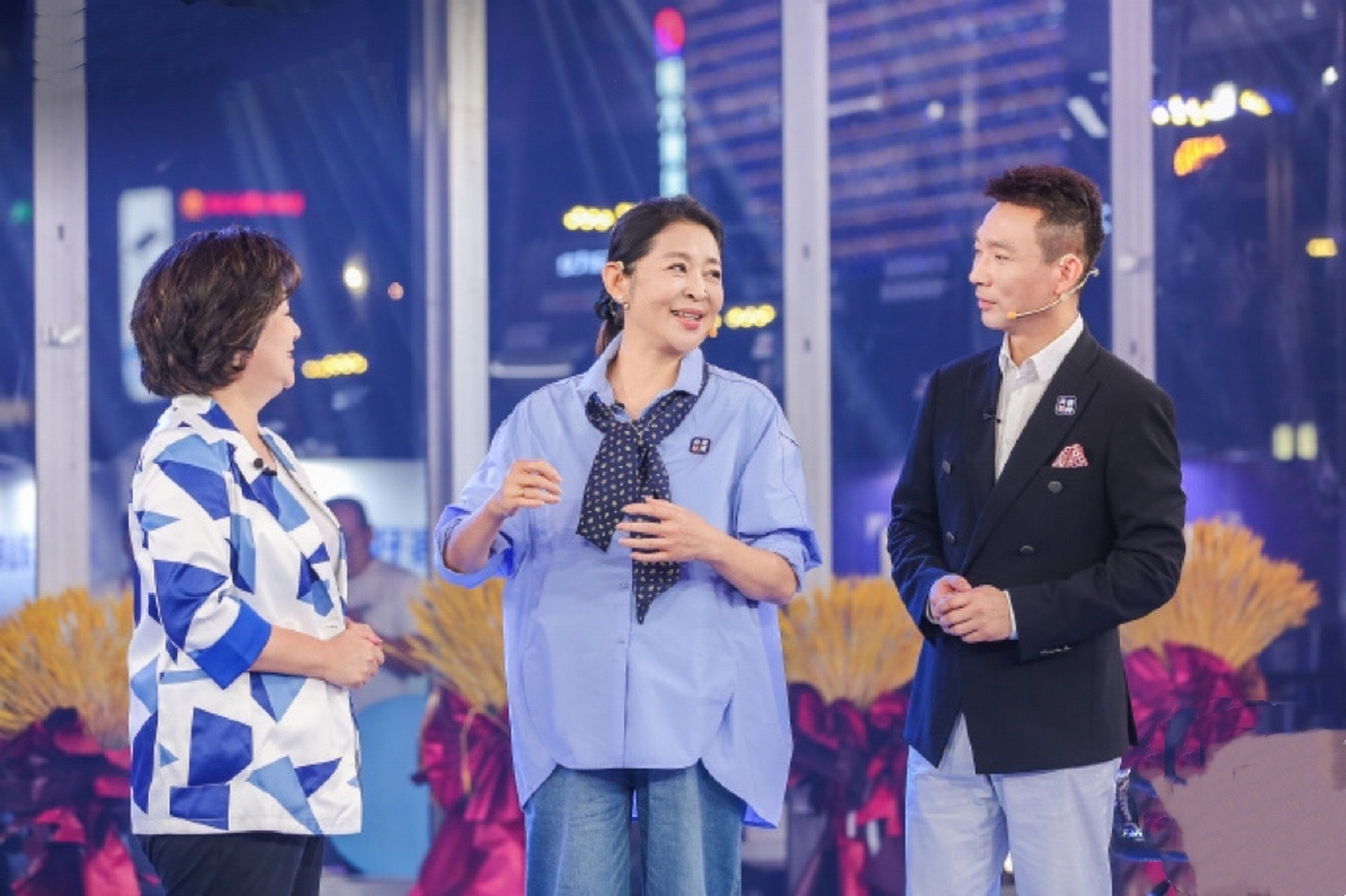 倪萍,鞠萍和康辉罕见同框 年纪最大的倪萍打扮得最精致,蓝色廓形衬衫