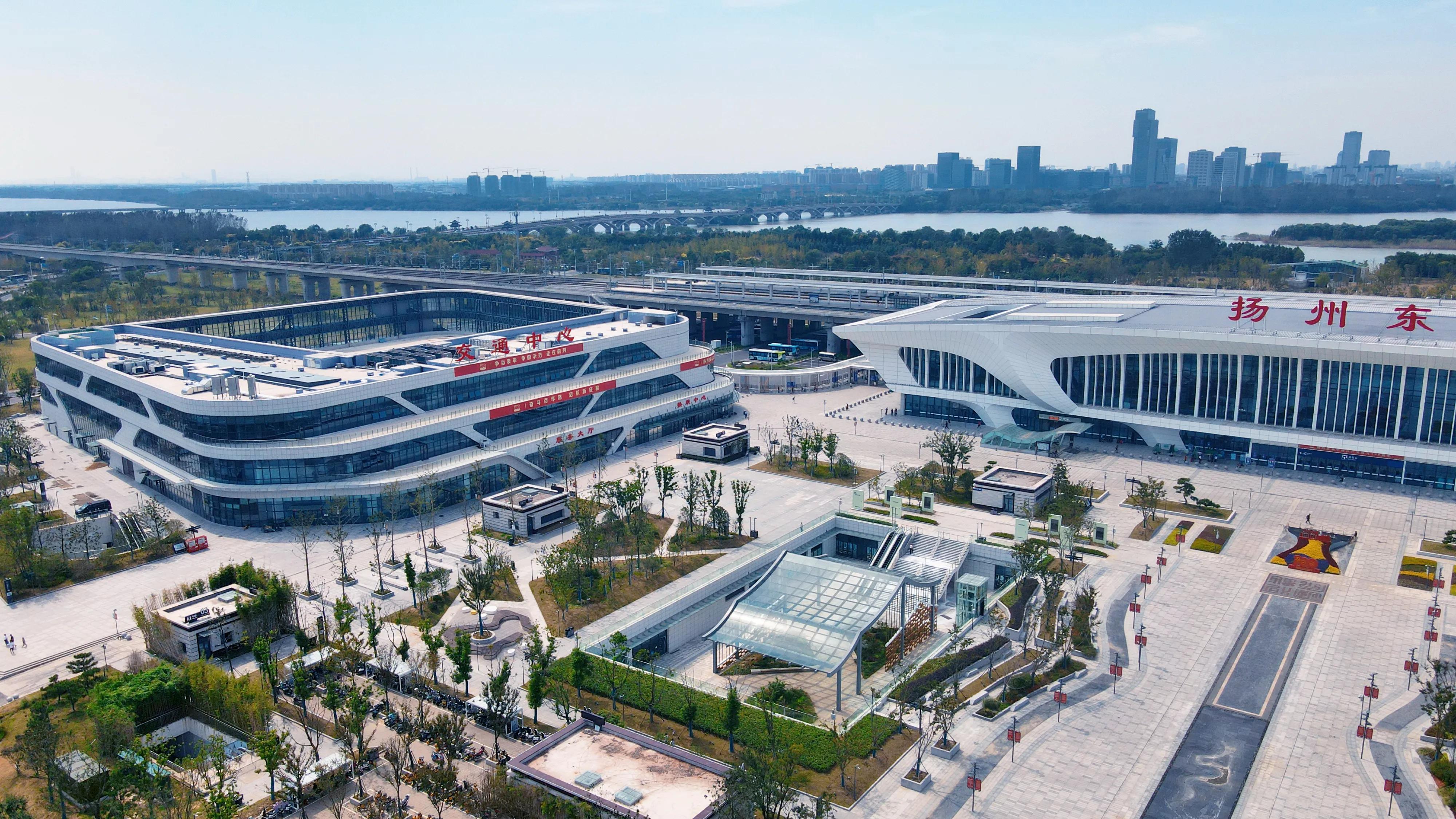 乱,乱,乱,乱成一团 没遇到过这么混乱的场面 扬州东站假日乱象