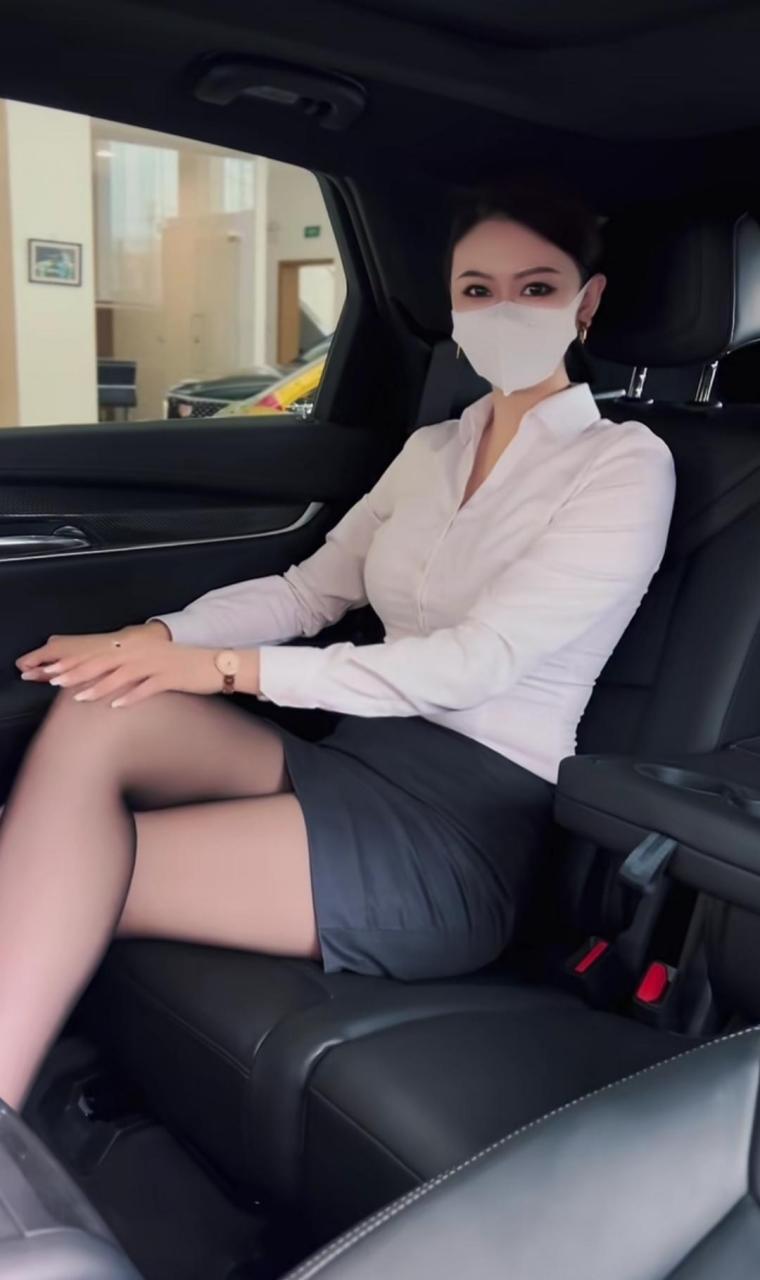这么好的车,想开吗?#车模# #性感黑丝高跟yyds# #美女