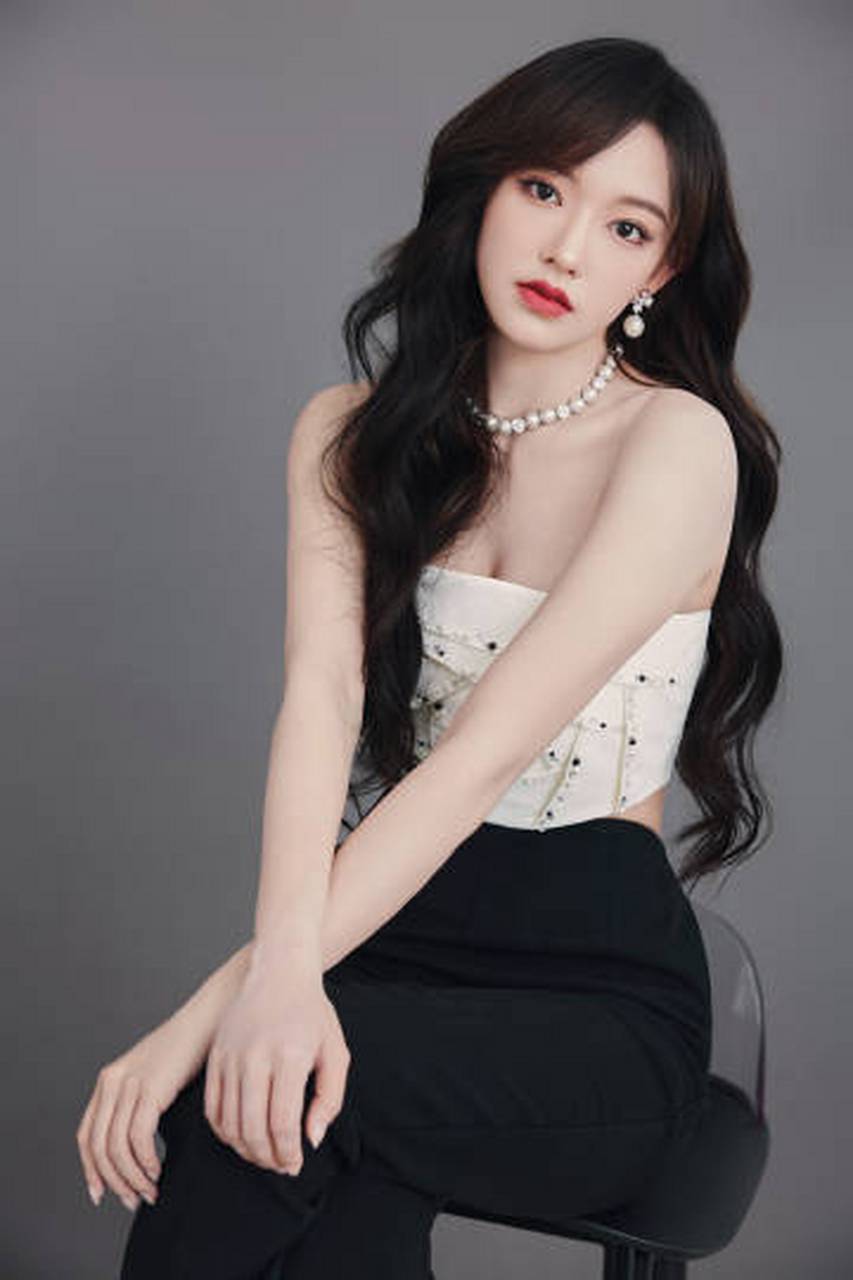 程潇身着露肩钉珠抹胸背心,搭配开叉长裤,尽显优雅气质.