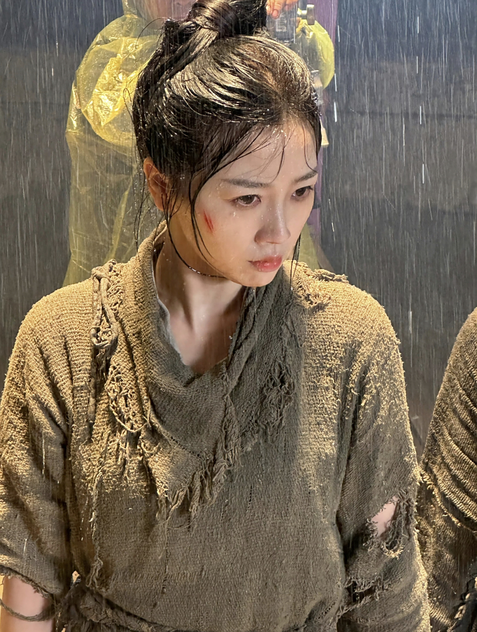 虞书欣拍摄电视剧《云之羽》泥潭花絮照曝光,没用替身亲自上场,没想到