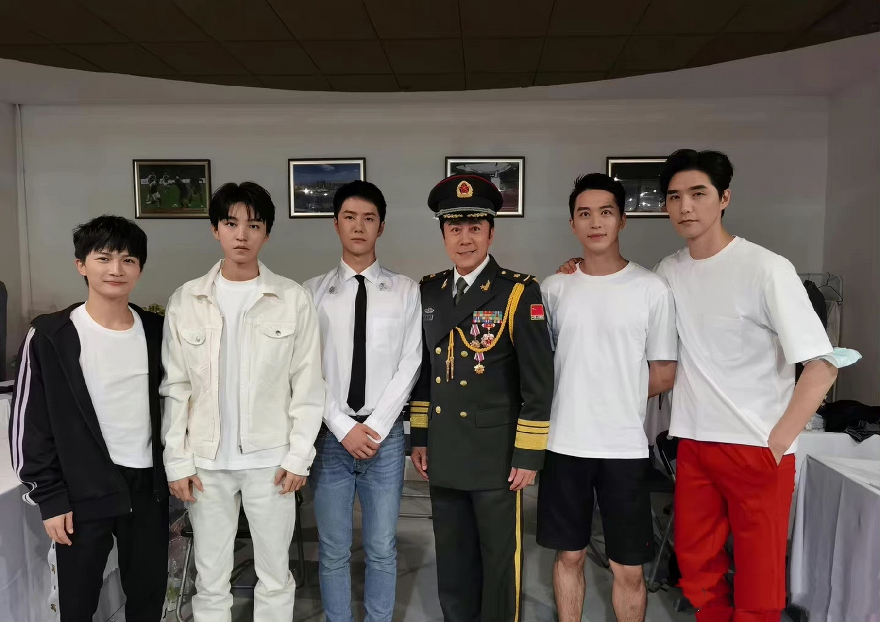 这张照片里应该没有人虚报身高 王俊凯178cm,王一博180cm,许魏洲184cm