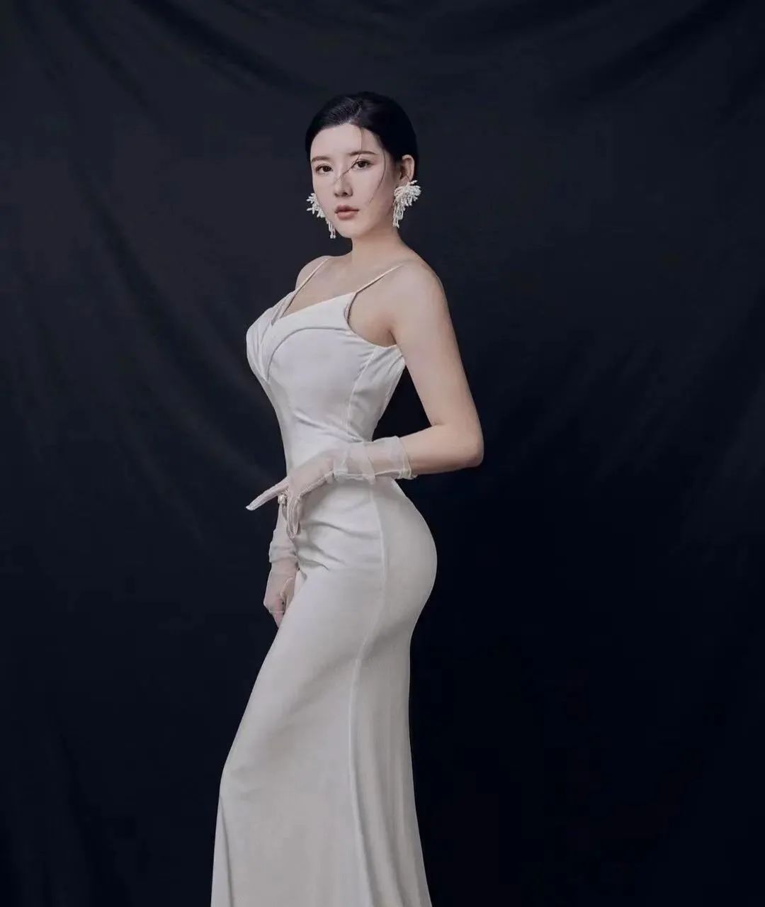 抖音第一乳神刘太阳,身高178公分,体重130斤的她,拥有103/66/100的傲