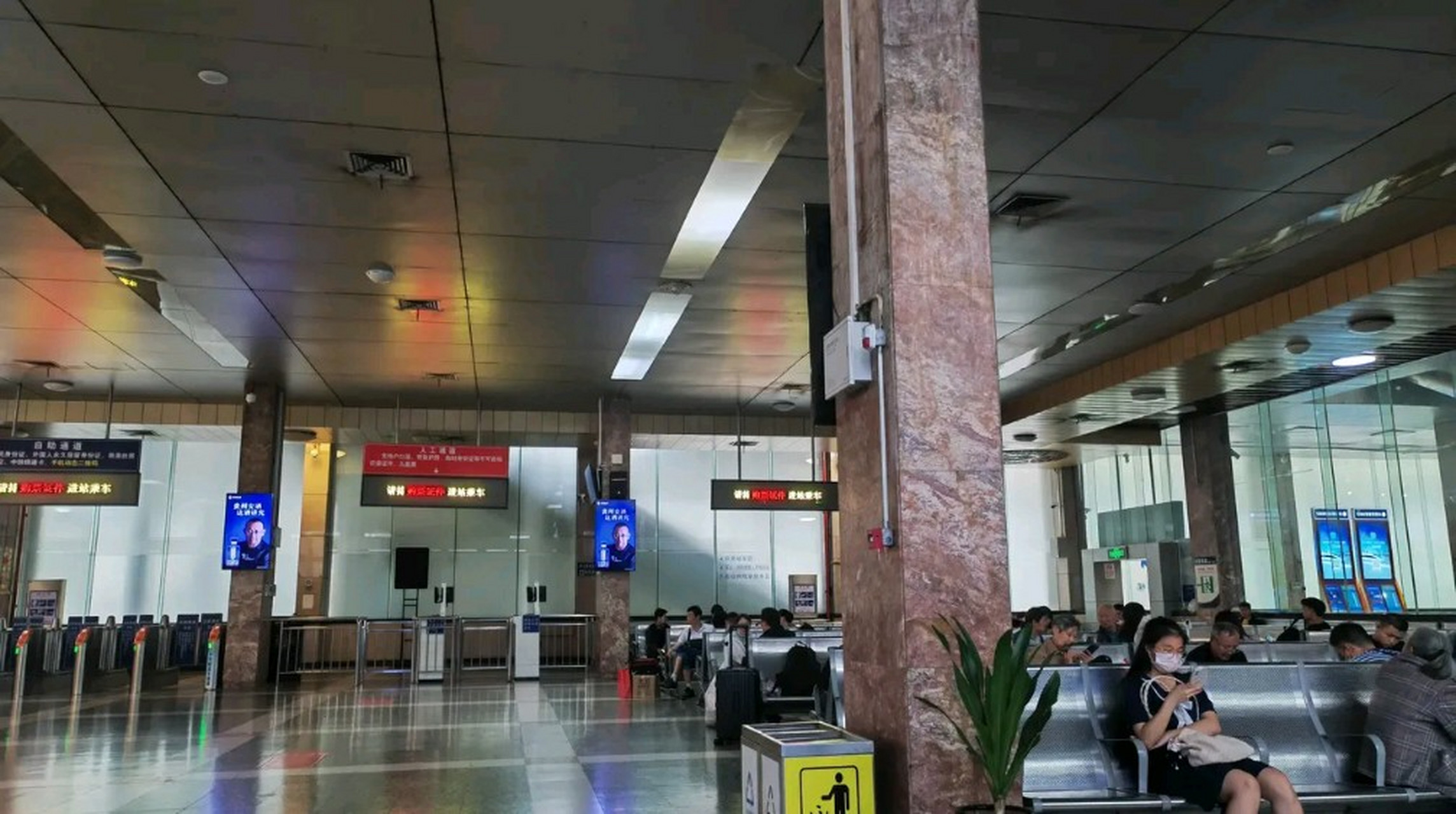 南宁火车站现在都已经不是24小时运转了,晚上11点后候车室关门,和以前
