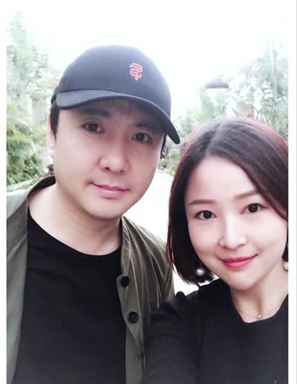 沈腾的亲姐沈娜最近晒出了自拍照,让人惊叹她的容貌竟然和如今的网红