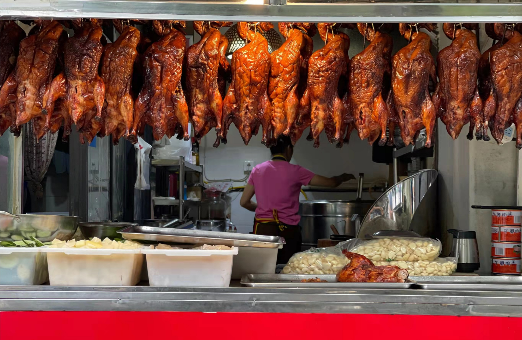 成都超火爆的冒烤鸭,人均三十元每天座无虚席,饭点不排队才稀罕