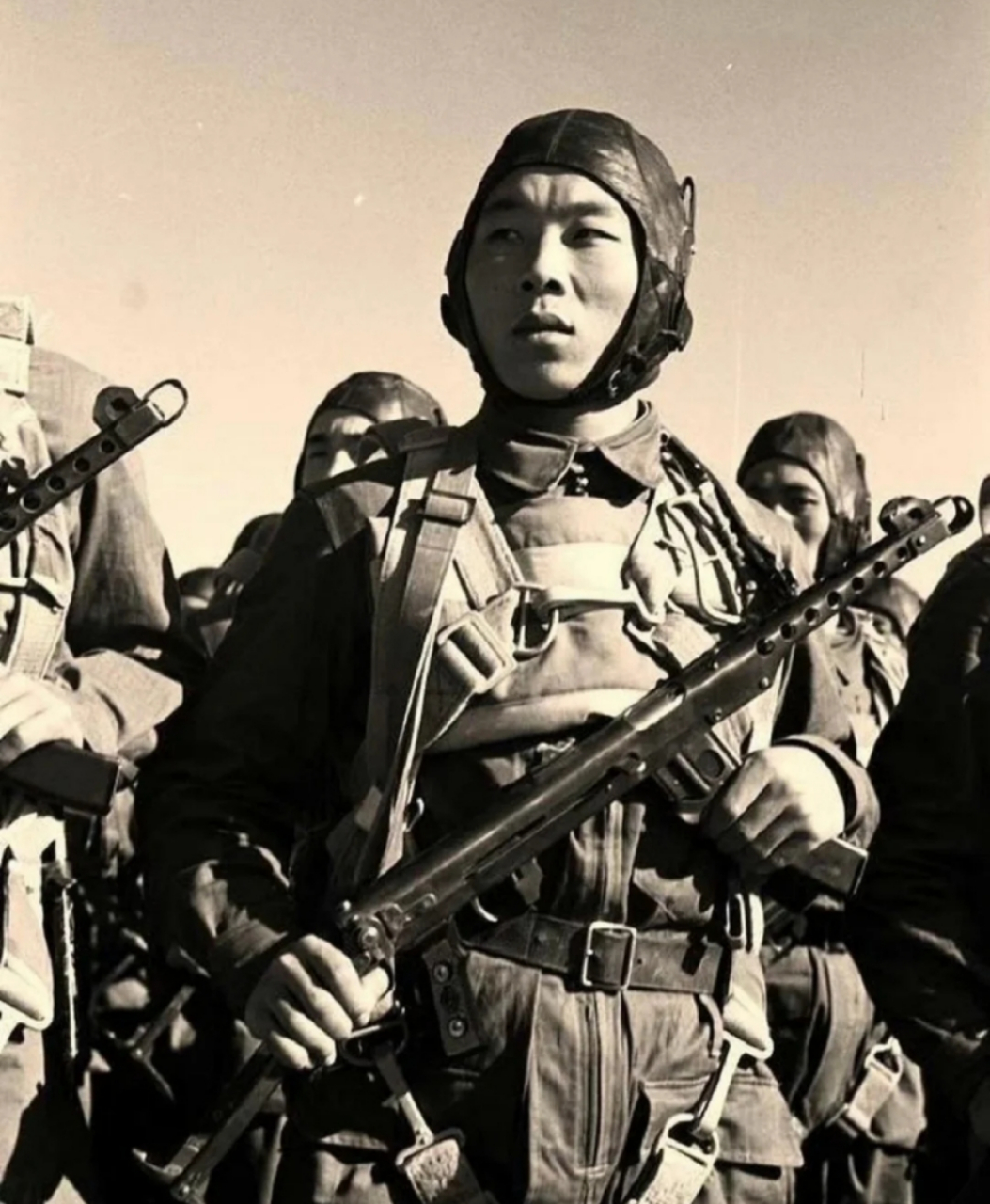 第一个国庆节的阅兵仪式,手握钢枪的空降兵.