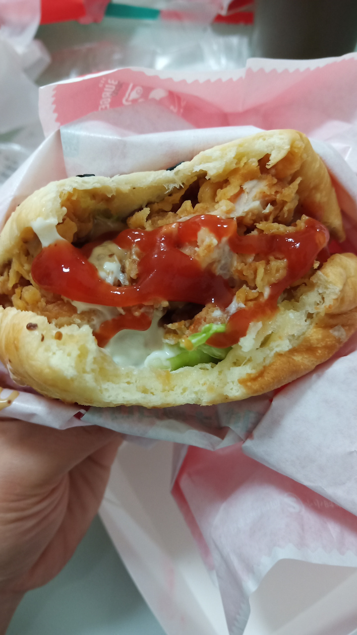 中午不想做饭,带6岁儿子左左出去打包汉堡套餐回来吃,有汉堡,柠檬可乐