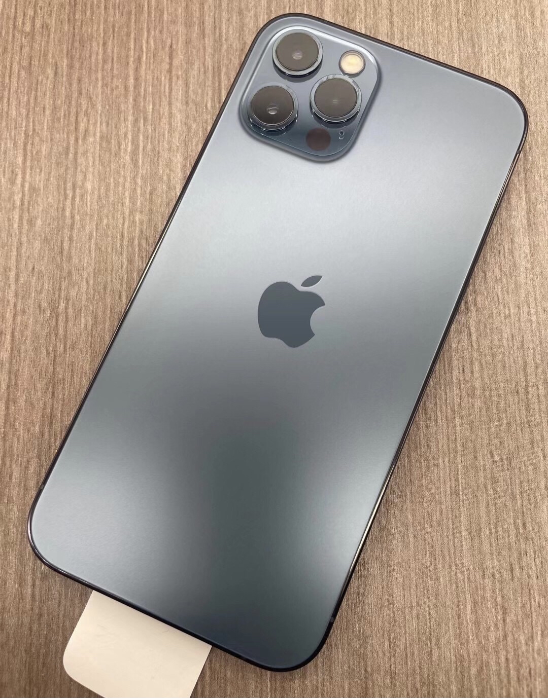 刚才碰到一位同事聊了一会关于他iphone 12promax的情况;本以为会