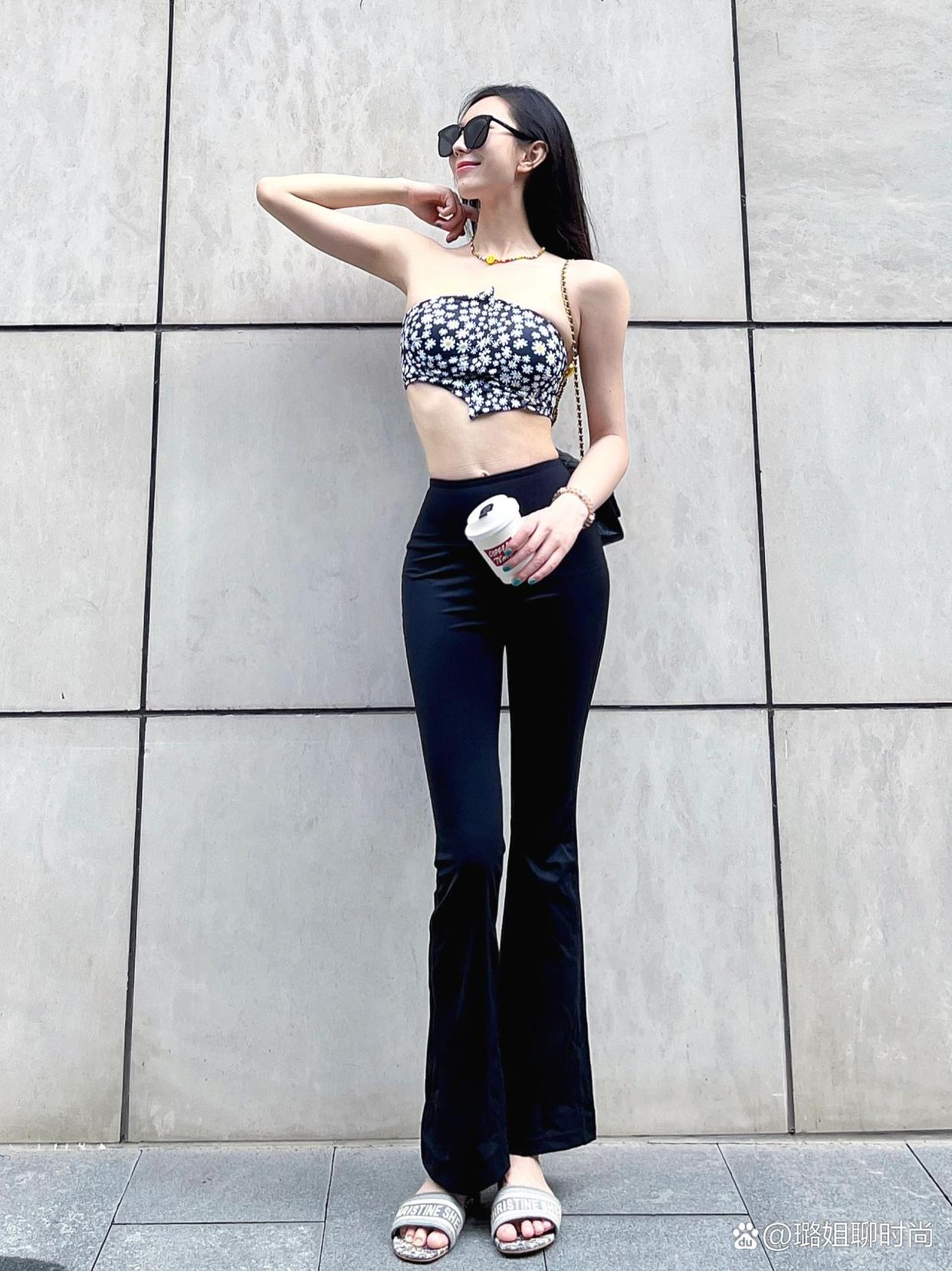 不规则的碎花抹胸也太少女了吧～ 小雏菊的图案大露背的设计清凉一
