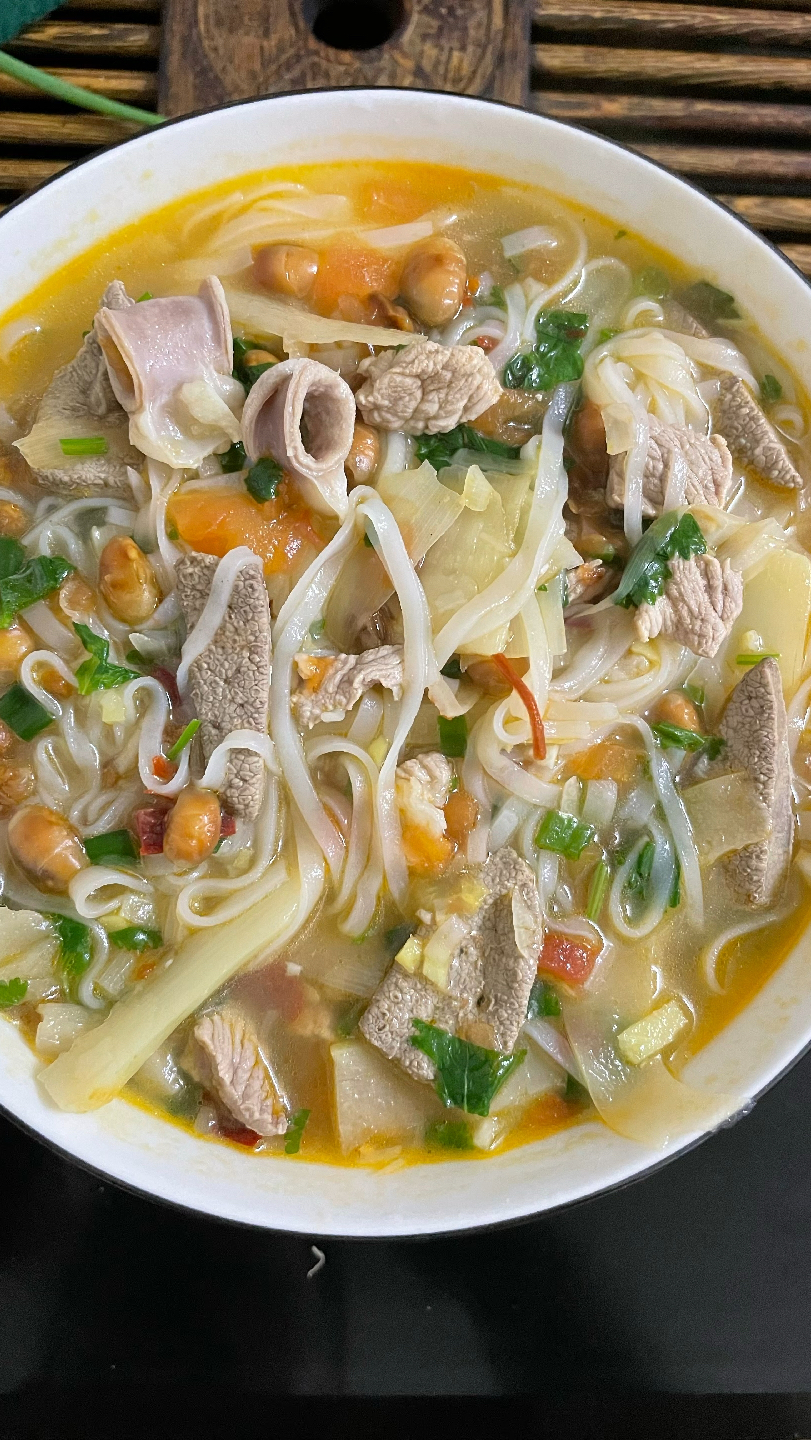 早餐一碗猪肝粉肠粉干完才有力打螺丝