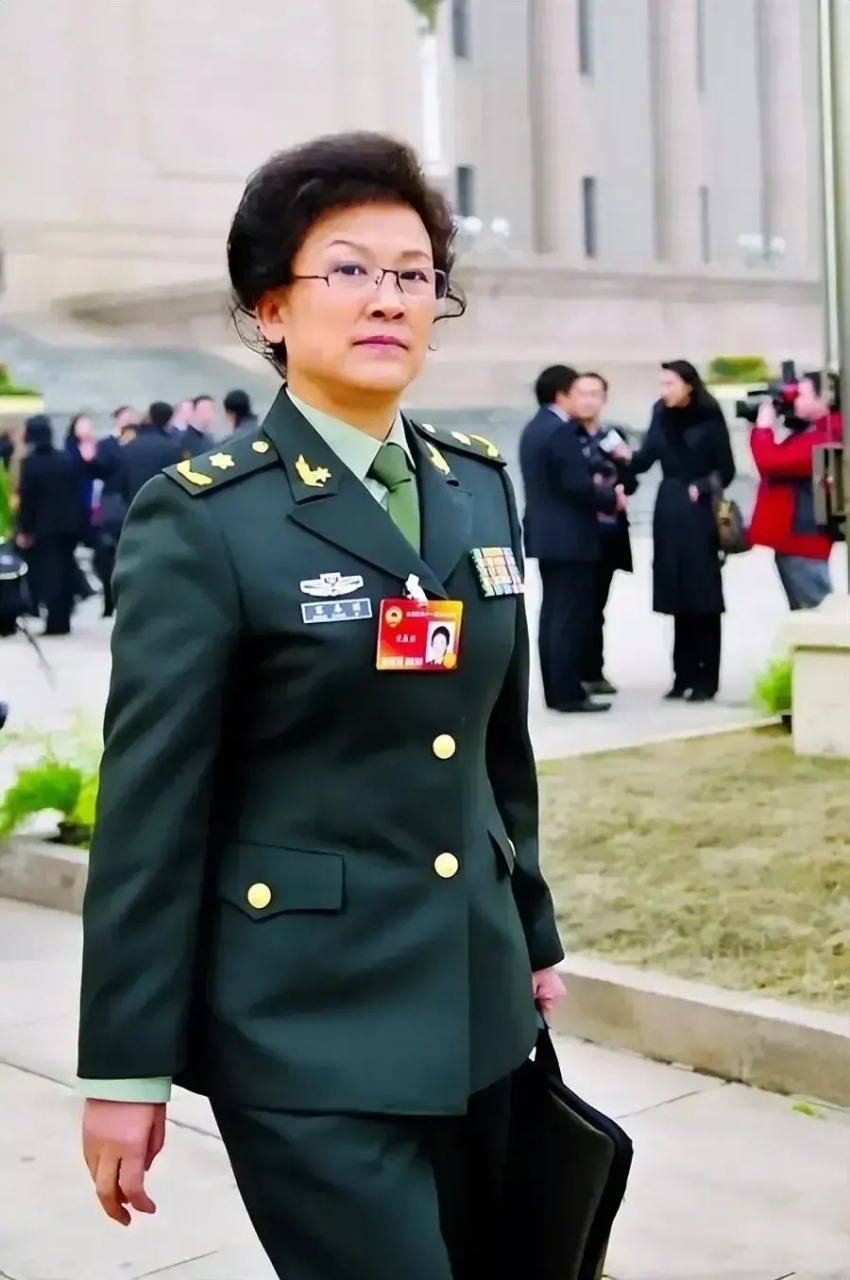 宋春丽在影视剧中塑造了众多感人的母亲形象.